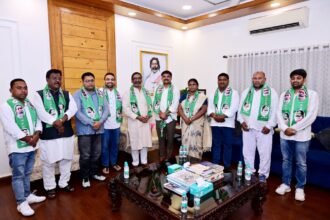 घाटशिला उपचुनाव से पहले BJP को झटका, मुख्यमंत्री हेमंत सोरेन के सामने जिलापरिषद उपाध्यक्ष समेत कई नेता JMM में हुए शामिल 45 घाटशिला उपचुनाव से पहले BJP को झटका, मुख्यमंत्री हेमंत सोरेन के सामने जिलापरिषद उपाध्यक्ष समेत कई नेता JMM में हुए शामिल