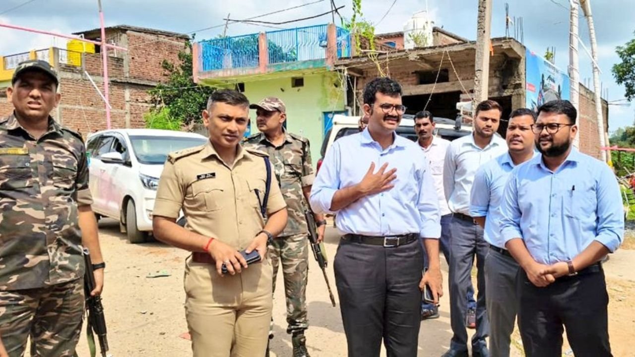 सादे लिबास में पुलिस कर रही है पूजा पंडालों की निगहबानी, लातेहार SP कुमार गौरव खुद कर रहे हैं दुर्गा पूजा और दशहरा में सुरक्षा व्यवस्था की निगरानी