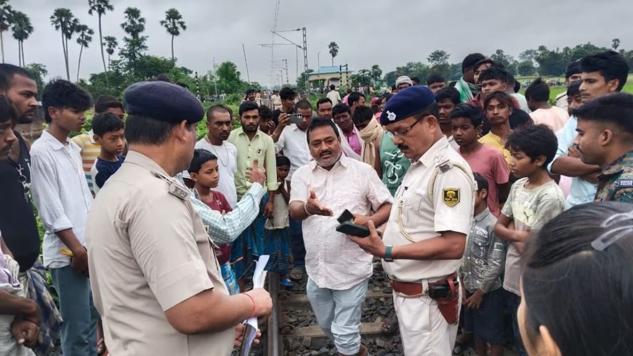 बिहार में वंदे भारत ट्रेन की चपेट में आने से तीन की मौत, दशहरा मेला देखकर घर लौट रहे थे सभी