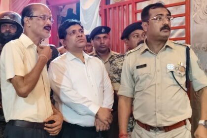 हजारीबाग में दुर्गा पूजा के नवमीं और दशहरा को लेकर विशेष इंतजाम, SP के निर्देश पर पंडाल के पास सादे पोशाक में पुलिसकर्मी तैनात