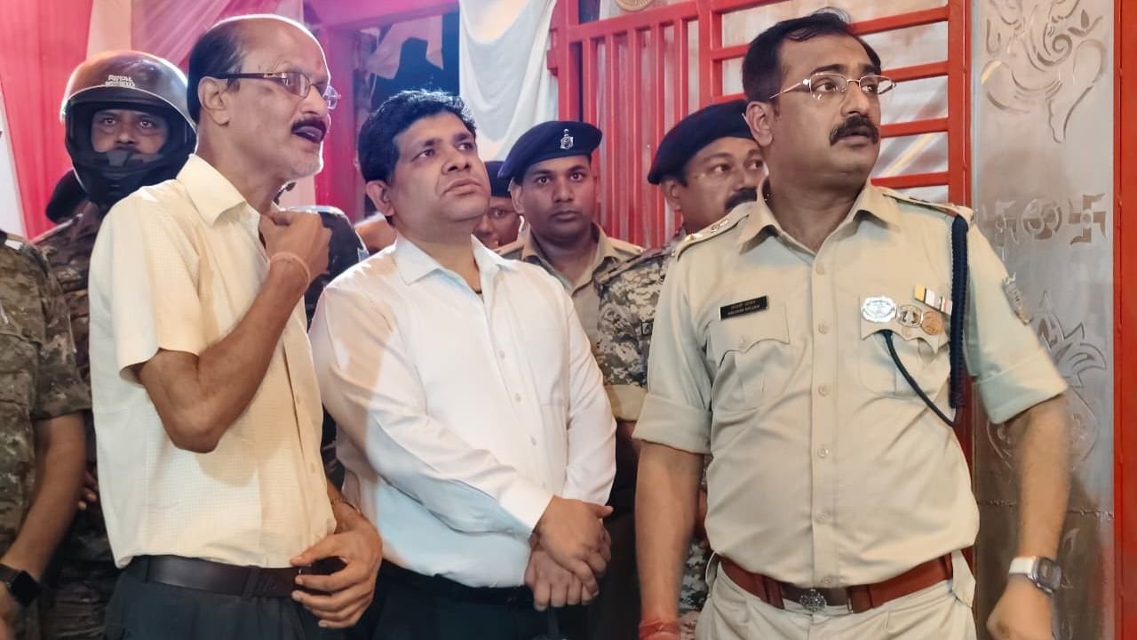 हजारीबाग में दुर्गा पूजा के नवमीं और दशहरा को लेकर विशेष इंतजाम, SP के निर्देश पर पंडाल के पास सादे पोशाक में पुलिसकर्मी तैनात