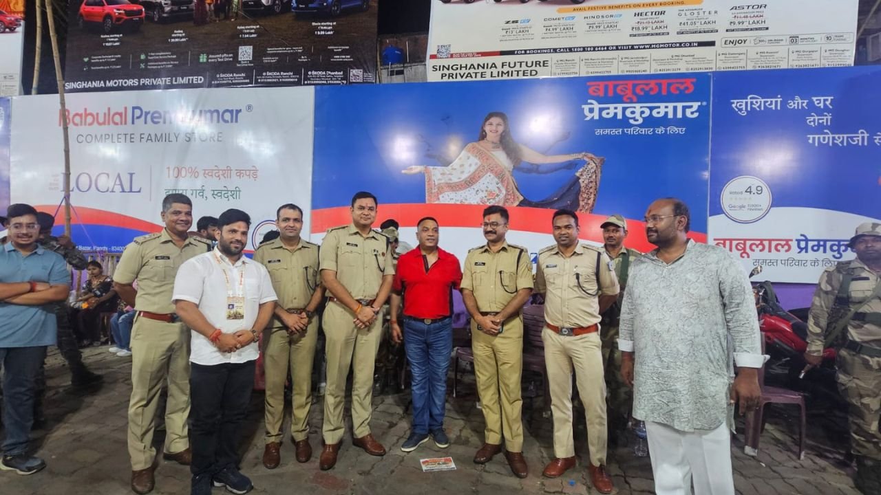 रांची में दुर्गा पूजा की सुरक्षा व्यवस्था कड़ी, SSP राकेश रंजन ने देर रात किया पंडालों का निरीक्षण