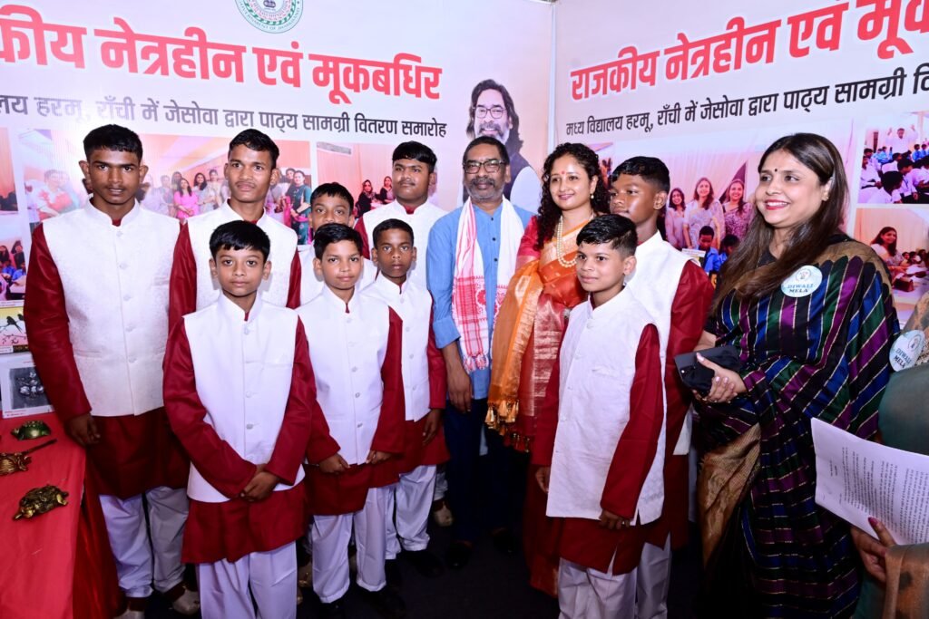 हेमंत सोरेन ने किया जेसोवा दिवाली मेले का उद्धघाटन, कल्पना के संग मेले में का लिया जायजा 3 WhatsApp Image 2025 10 09 at 16.27.09 2