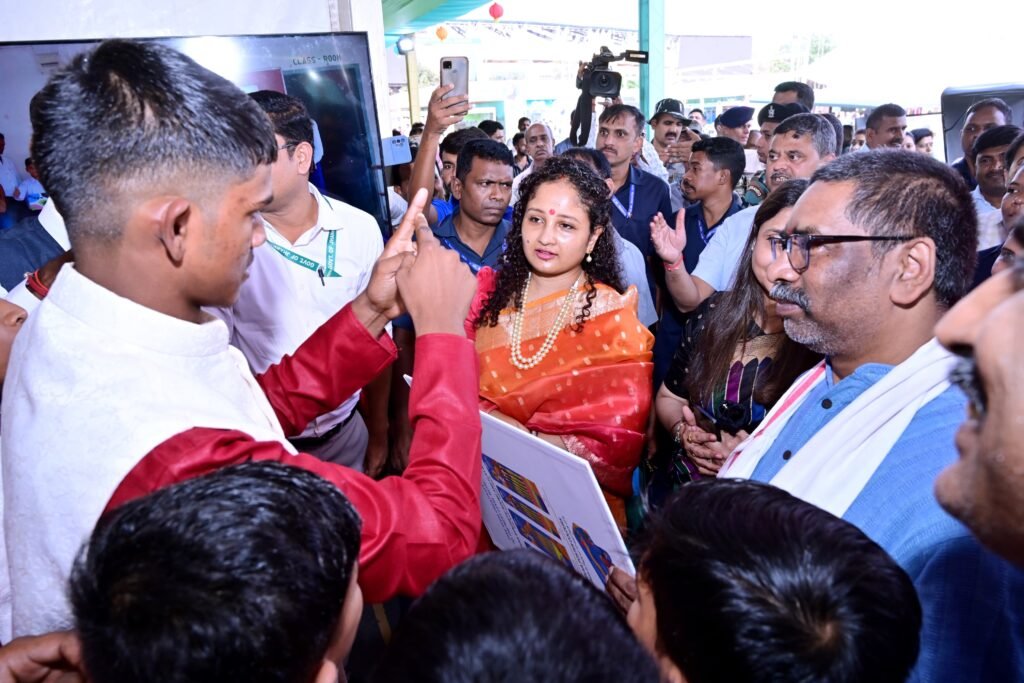 हेमंत सोरेन ने किया जेसोवा दिवाली मेले का उद्धघाटन, कल्पना के संग मेले में का लिया जायजा 2 WhatsApp Image 2025 10 09 at 16.27.10