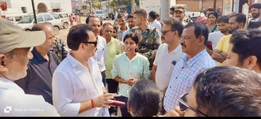 सरकारी अस्पताल में दलालों का 'तांडव' , सांसद सुखदेव भगत ने निजी अस्पतालों में मरीज भर्ती कराने पर लगाई फटकार 1 WhatsApp Image 2025 10 09 at 17.03.00