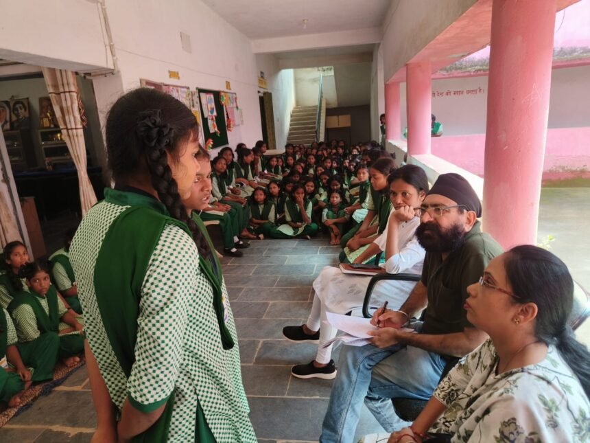 मैडम धुलवाती हैं अंडर गारमेंट! रात में पति आकर है रहते... झारखंड के इस कस्तूरबा विद्यालय की छात्राओंं ने लगाए गंभीर आरोप 1 gumla kasturaba school