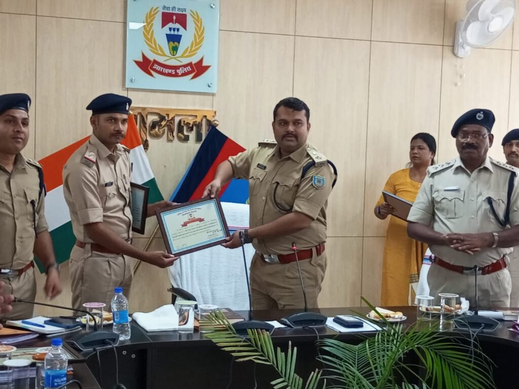 गुमला में पुलिस अधीक्षक की अध्यक्षता में मासिक अपराध समीक्षा बैठक आयोजित, त्योहारों व नक्सल विरोधी अभियानों को लेकर दिए गए सख्त निर्देश 3 WhatsApp Image 2025 10 16 at 15.45.31