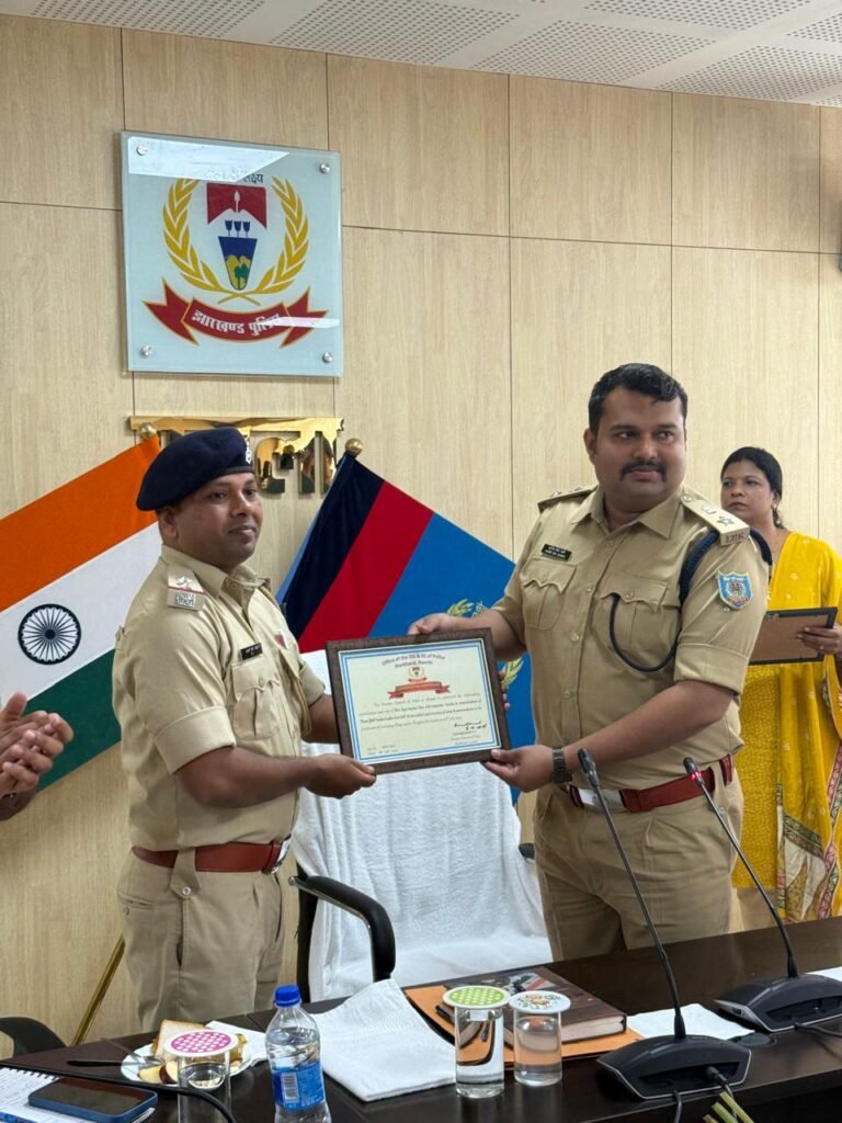 गुमला में पुलिस अधीक्षक की अध्यक्षता में मासिक अपराध समीक्षा बैठक आयोजित, त्योहारों व नक्सल विरोधी अभियानों को लेकर दिए गए सख्त निर्देश 2 WhatsApp Image 2025 10 16 at 15.45.32