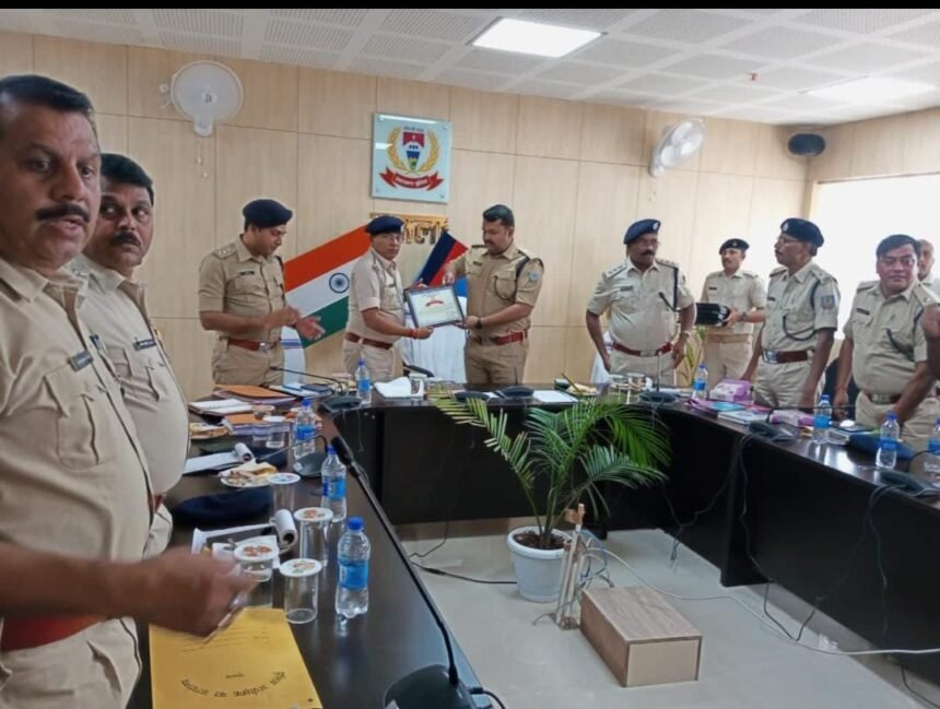 गुमला में पुलिस अधीक्षक की अध्यक्षता में मासिक अपराध समीक्षा बैठक आयोजित, त्योहारों व नक्सल विरोधी अभियानों को लेकर दिए गए सख्त निर्देश 1 WhatsApp Image 2025 10 16 at 16.35.39