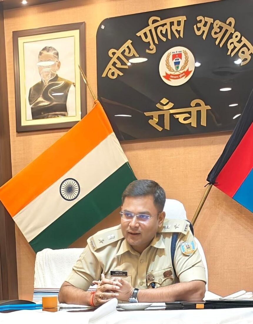 रांची: अवैध वसूली में तीन पुलिसकर्मी सस्पेंड, SSP ने की कड़ी कार्रवाई 1 रांची: अवैध वसूली में तीन पुलिसकर्मी सस्पेंड, SSP ने की कड़ी कार्रवाई