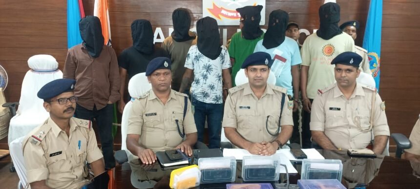 रांची के डोरंडा में फायरिंग करने वाले सुजीत सिन्हा गिरोह का भंडाफोड़, 7 सदस्यों को पुलिस ने दबोचा 1 रांची पुलिस, डोरण्डा फायरिंग, सुजीत सिन्हा गिरोह, कोयलांचल शांति सेना, KSS, रांची अपराध समाचार, सत्यभामा अपार्टमेंट, SSP राकेश रंजन, Ranchi Crime News, Air Firing Ranchi