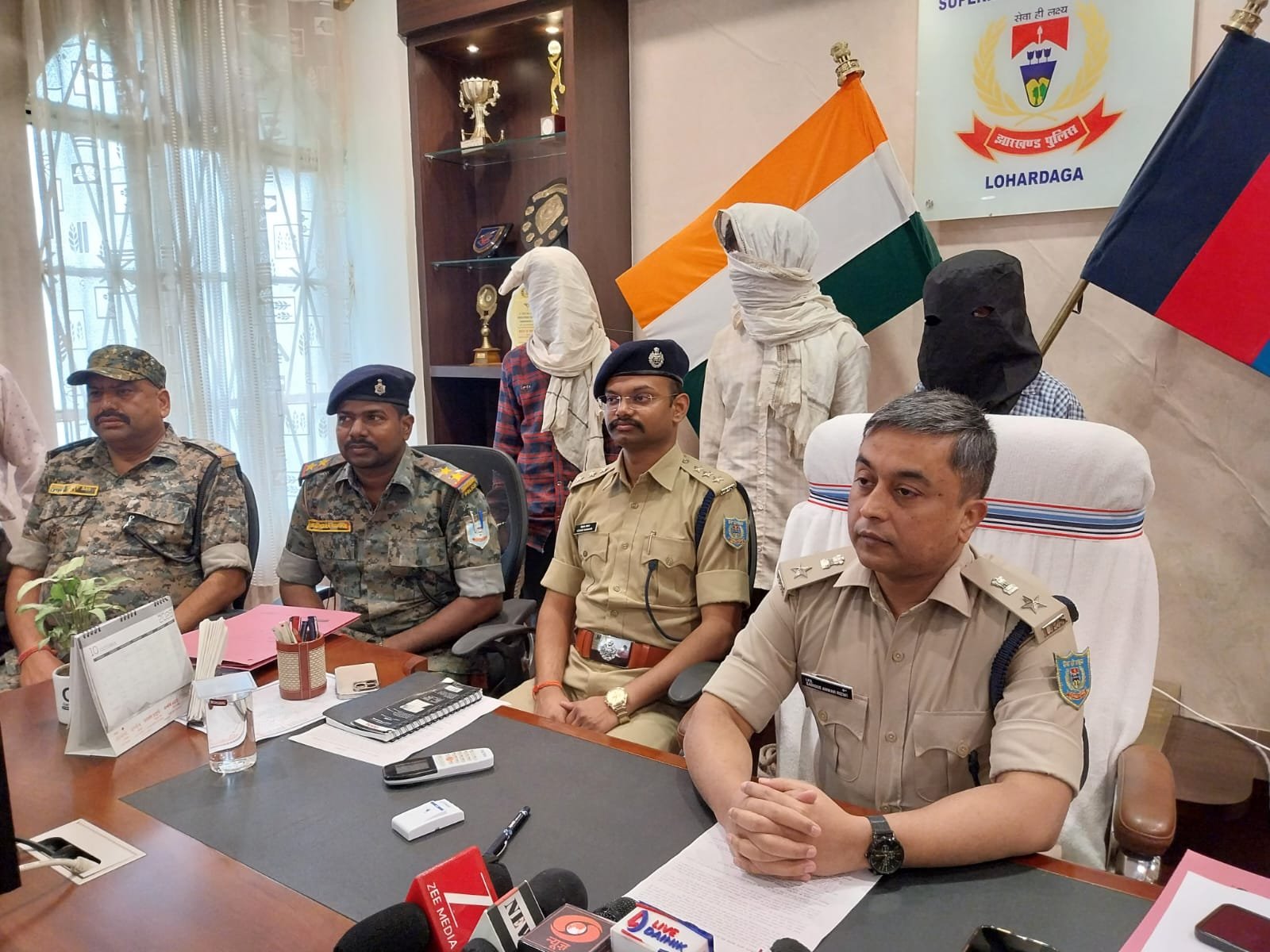 लोहरदगा ट्रिपल मर्डर में तीन गिरफ्तार,अंधविश्वास में पति-पत्नी और बेटे की कर दी थी हत्या