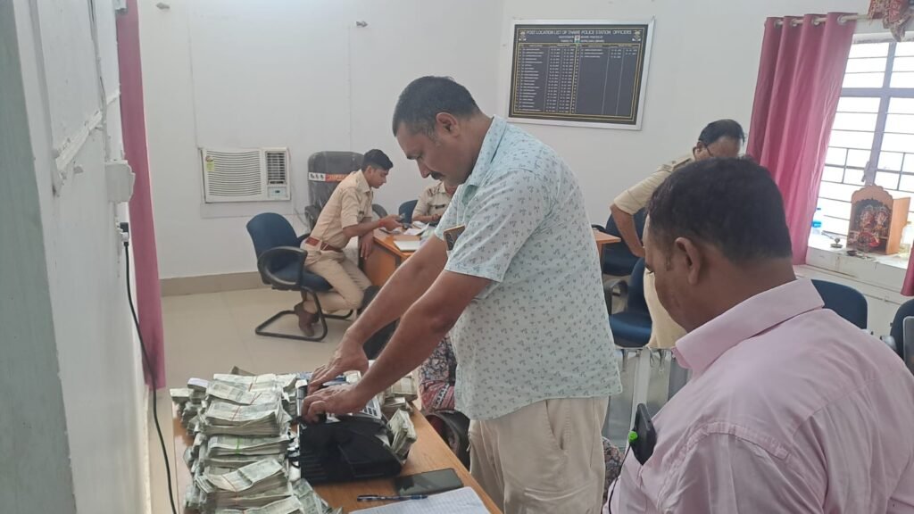 बिहार में मैकेनिक के घर छापेमारी में मिला एक करोड़ कैश, कई बैंकों का पासबुक भी किया गया जप्त