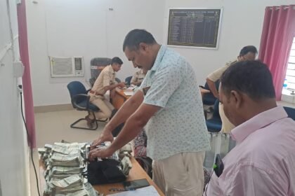 बिहार में मैकेनिक के घर छापेमारी में मिला एक करोड़ कैश, कई बैंकों का पासबुक भी किया गया जप्त