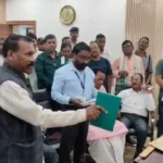 चाईबासा में आदिवासियों की हुई गिरफ्तारी के विरोध ज्ञापन देने गए पूर्व CM मधु कोड़ा और DC आपस में भिड़े, नेतागिरी शब्द को लेकर हुई नोंकझोंक