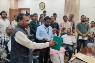 चाईबासा में आदिवासियों की हुई गिरफ्तारी के विरोध ज्ञापन देने गए पूर्व CM मधु कोड़ा और DC आपस में भिड़े, नेतागिरी शब्द को लेकर हुई नोंकझोंक 47 चाईबासा में आदिवासियों की हुई गिरफ्तारी के विरोध ज्ञापन देने गए पूर्व CM मधु कोड़ा और DC आपस में भिड़े, नेतागिरी शब्द को लेकर हुई नोंकझोंक