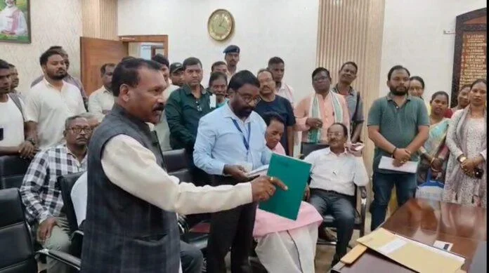 चाईबासा में आदिवासियों की हुई गिरफ्तारी के विरोध ज्ञापन देने गए पूर्व CM मधु कोड़ा और DC आपस में भिड़े, नेतागिरी शब्द को लेकर हुई नोंकझोंक