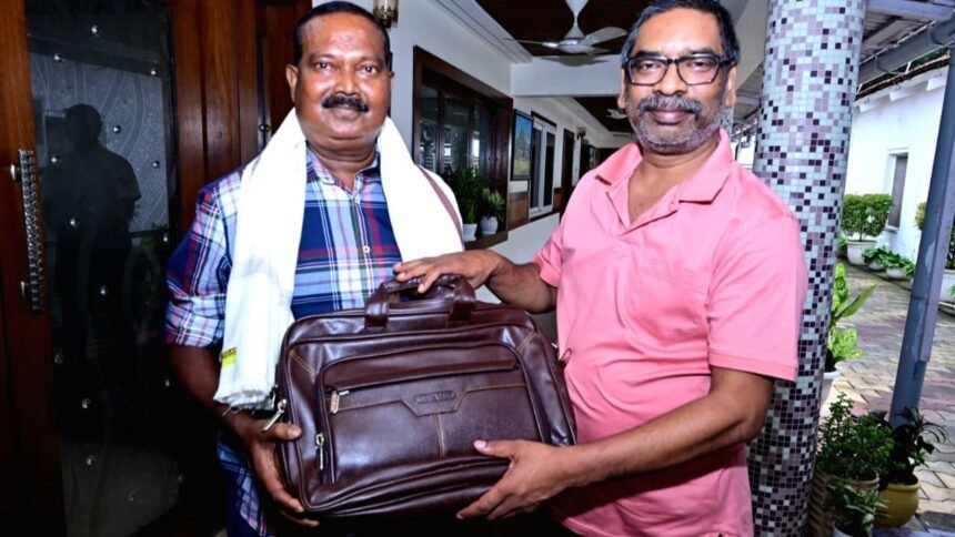 मुख्यमंत्री हेमंत सोरेन ने हवलदार को सेवानिवृत्ति पर किया सम्मानित, दिलीप तिर्की 25 वर्षो से CM हाउस में थे तैनात 1 dilip tirki hemnat soren