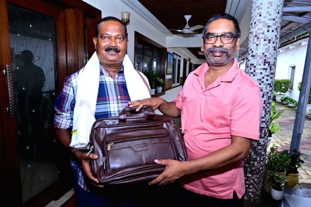 मुख्यमंत्री हेमंत सोरेन ने हवलदार को सेवानिवृत्ति पर किया सम्मानित, दिलीप तिर्की 25 वर्षो से CM हाउस में थे तैनात 2 f52cbbab 1f4a 4d8e b330 e648e398966f