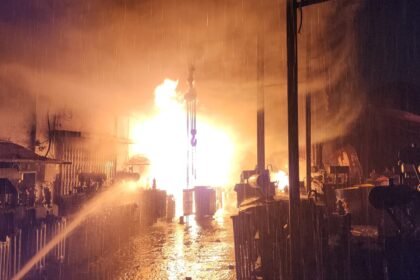 धनबाद में बिजली विभाग के वर्कशॉप में लगी भीषण आग, हुआ लाखों का नुकसान