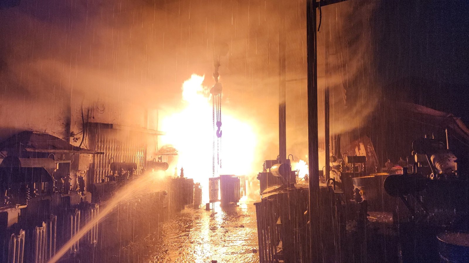 धनबाद में बिजली विभाग के वर्कशॉप में लगी भीषण आग, हुआ लाखों का नुकसान