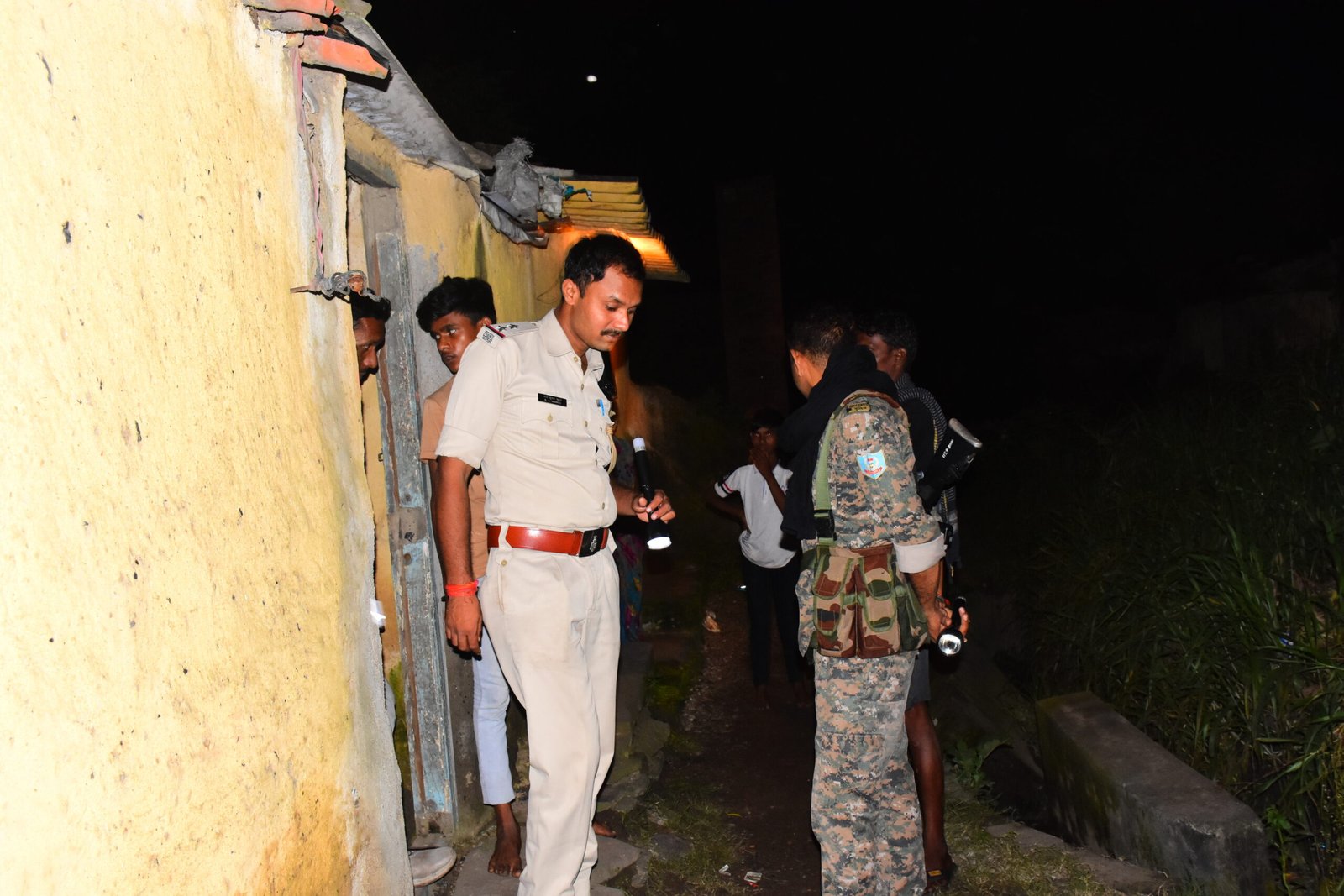 धनबाद के सिजुआ में घर में मृत मिले दंपती और बच्ची, पीले रंग की चीज खोलेगी मौत का राज