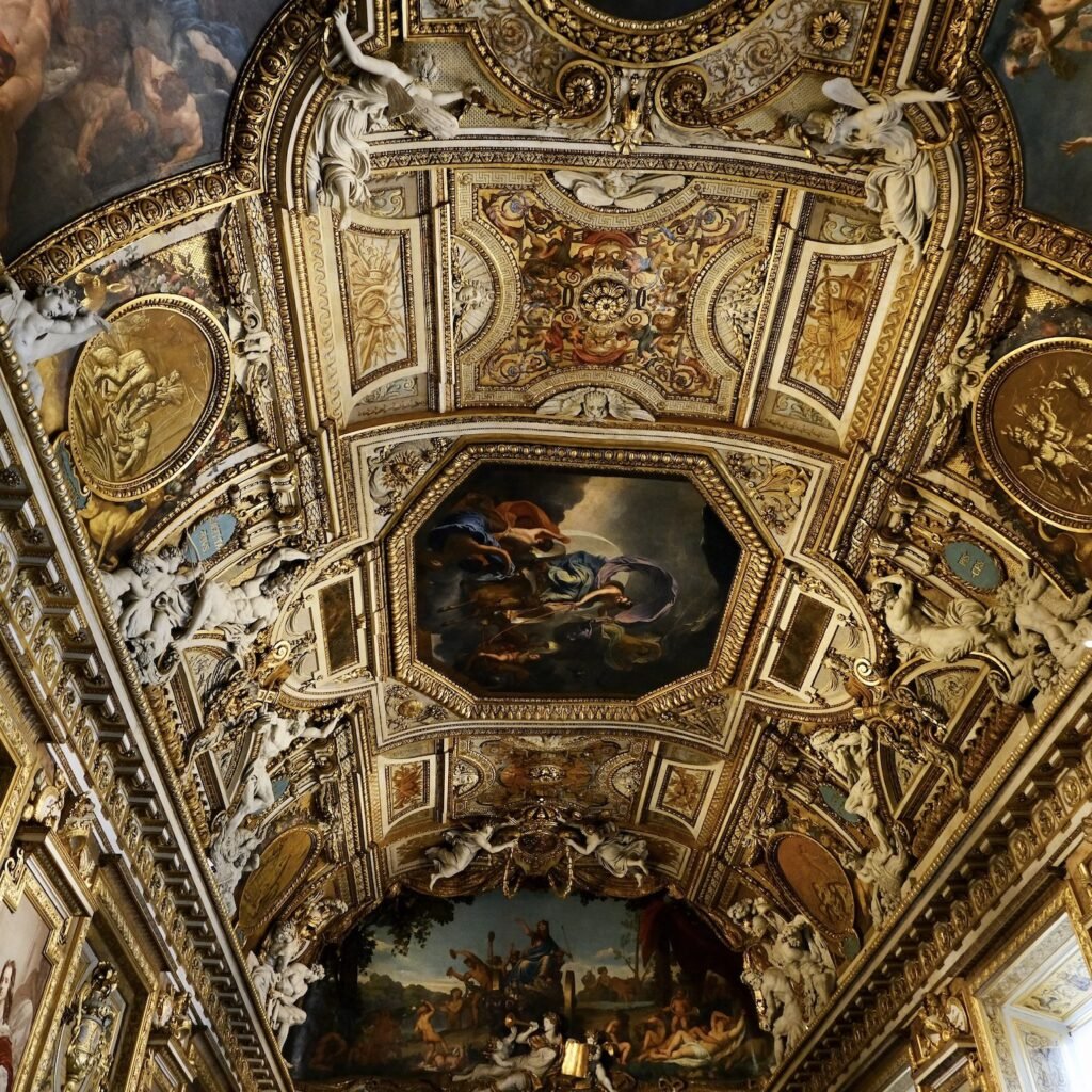 दुनिया के सबसे मशहूर म्यूजियम में करोड़ों का मुकुट और हीरे-जवाहरात की चोरी..यहीं रखी है मोनालिसा की पेटिंग 2 galerie dapollon french crown jewels room landscape 1533x1533 1