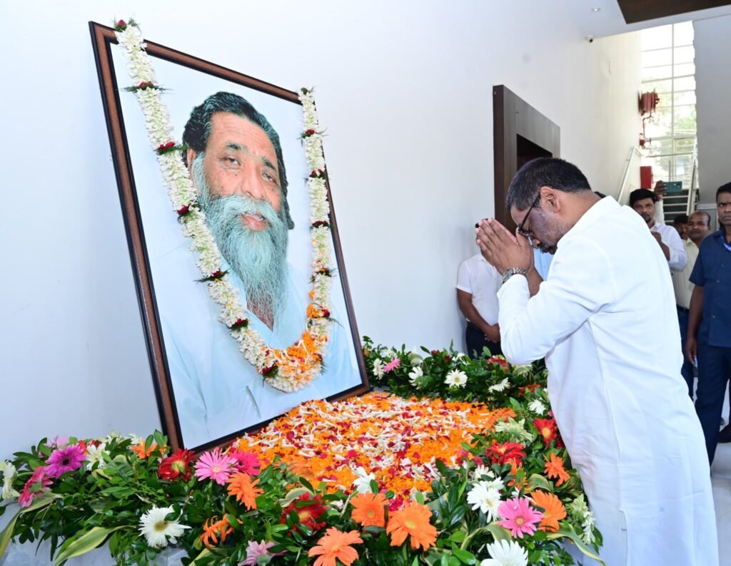 hemant soren with picture of shibu soren