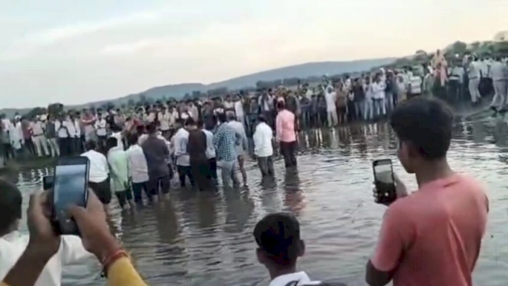 मध्य प्रदेश के खंडवा में मूर्ति विसर्जन के दौरान हादसा, 8 बच्चों समेत 11 लोगों की मौत