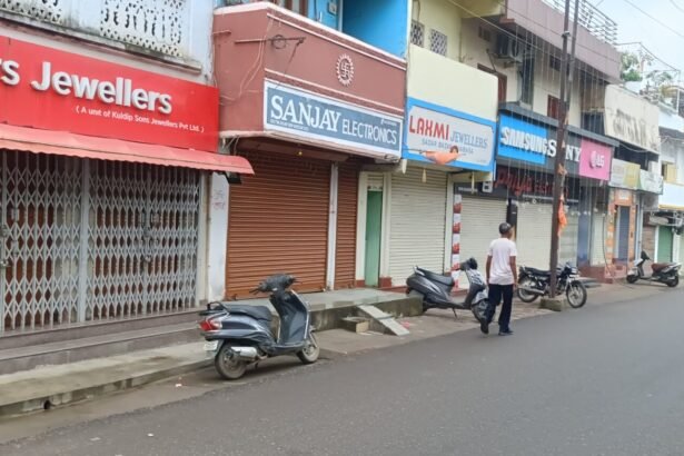 चाईबासा में आदिवासियों पर हुए लाठीचार्ज का विरोध, BJP के कोल्हान बंद के दौरान सड़कों पर सन्नाटा 5 jh wes 02 kolhan band images visual jh10021 29102025102709 2910f 1761713829 87