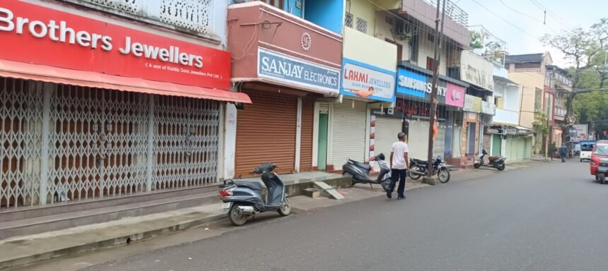 चाईबासा में आदिवासियों पर हुए लाठीचार्ज का विरोध, BJP के कोल्हान बंद के दौरान सड़कों पर सन्नाटा 1 jh wes 02 kolhan band images visual jh10021 29102025102709 2910f 1761713829 87