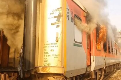 अमृतसर-सहरसा गरीब रथ ट्रेन में लगी आग, दिल्ली जाने के दौरान पंजाब के सरहिंद स्टेशन पर हुआ हादसा