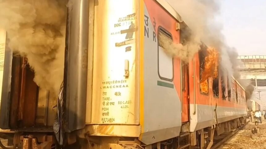 अमृतसर-सहरसा गरीब रथ ट्रेन में लगी आग, दिल्ली जाने के दौरान पंजाब के सरहिंद स्टेशन पर हुआ हादसा