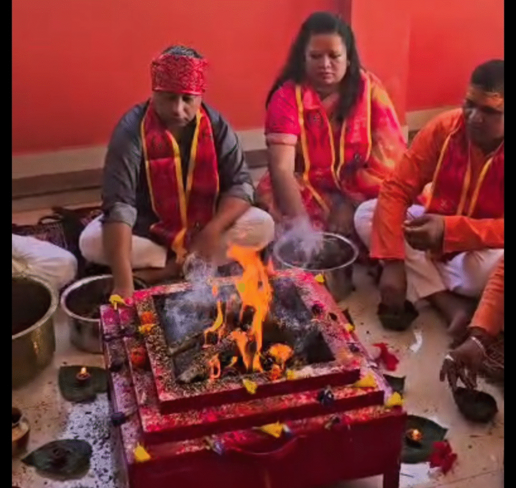 Lohardaga पुलिस लाइन में दुर्गा पूजा पर दिखा सौहार्द का अनोखा संगम ,शक्ति की देवी मां दुर्गा की आराधना में धर्मों के बंधन टूटे 2 web.whatsapp 62