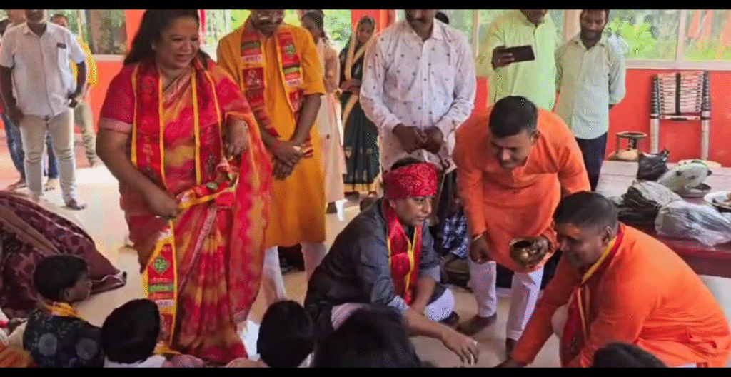 Lohardaga पुलिस लाइन में दुर्गा पूजा पर दिखा सौहार्द का अनोखा संगम ,शक्ति की देवी मां दुर्गा की आराधना में धर्मों के बंधन टूटे 5 web.whatsapp 63