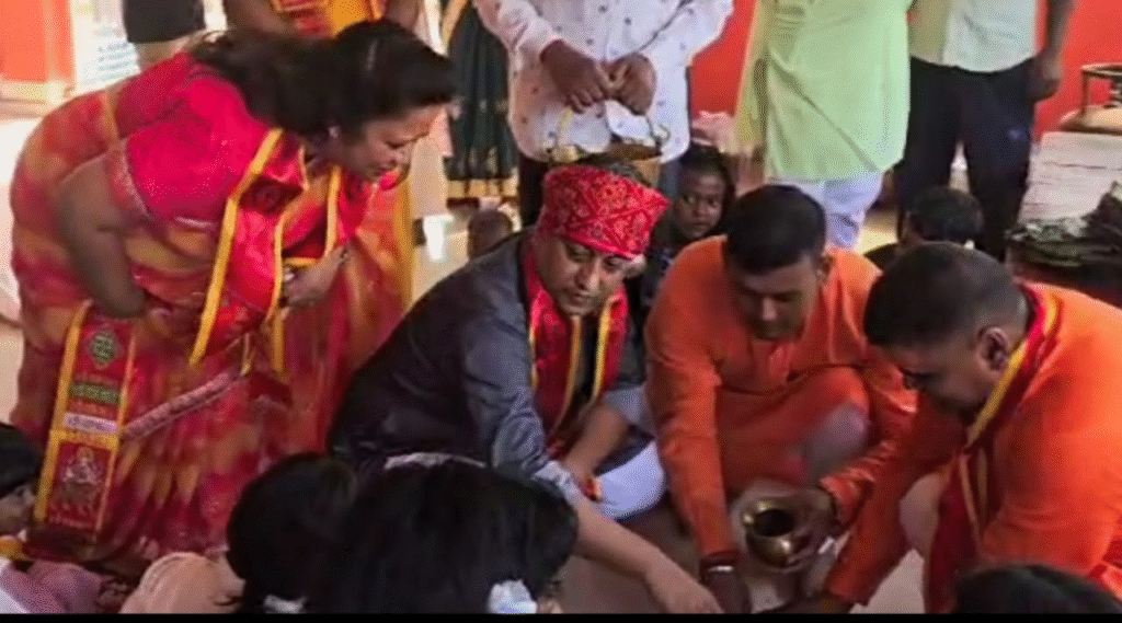 Lohardaga पुलिस लाइन में दुर्गा पूजा पर दिखा सौहार्द का अनोखा संगम ,शक्ति की देवी मां दुर्गा की आराधना में धर्मों के बंधन टूटे 6 web.whatsapp 64