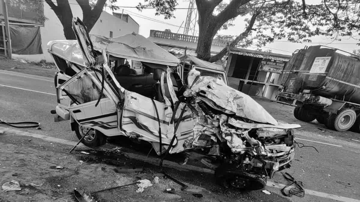 गुमला में खूंटी-सिमडेगा रोड़ पर भीषण सड़क हादसा, बोलेरो-टैंकर की टक्कर में दो की मौत, कई घायल