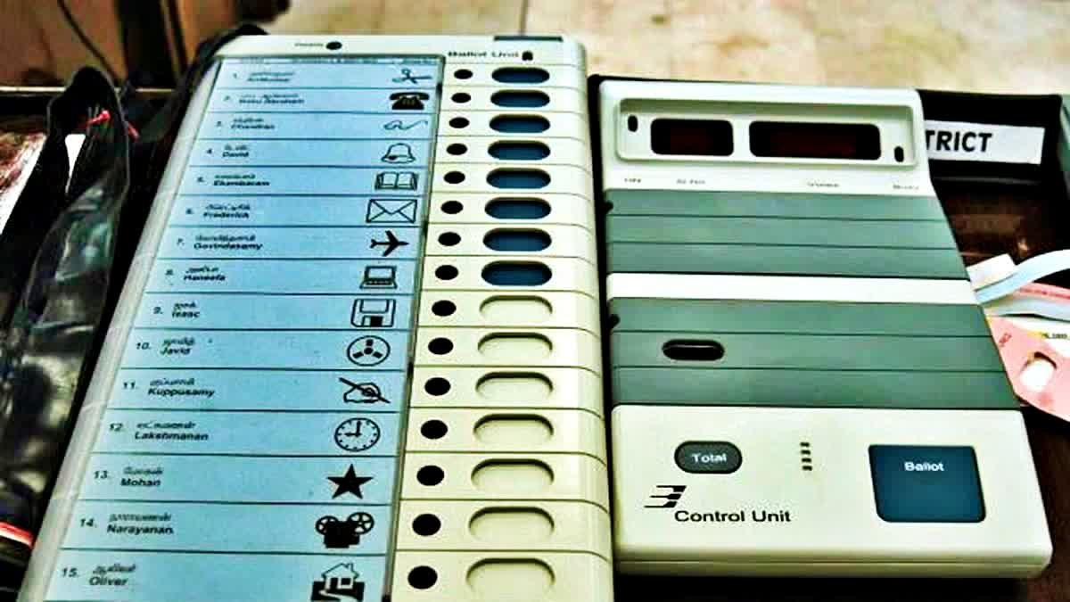 घाटशिला में वोट डालते EVM की तस्वीरें खींची, गोपनीयता भंग करने को लेकर दो के खिलाफ FIR दर्ज