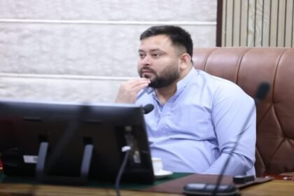 तेजस्वी यादव RJD विधायक दल के नेता चुने गए, चुनाव में हार को लेकर हुई चर्चा, लालू-राबड़ी बैठक बीच में छोड़कर निकले