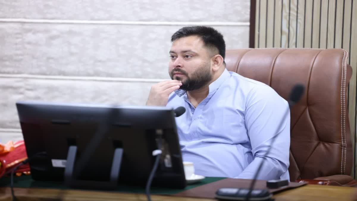 तेजस्वी यादव RJD विधायक दल के नेता चुने गए, चुनाव में हार को लेकर हुई चर्चा, लालू-राबड़ी बैठक बीच में छोड़कर निकले