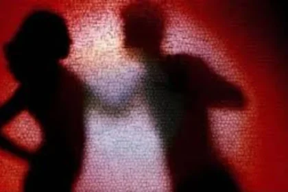 पत्नी के शराब पीकर आने पर नशेड़ी पति हुआ आगबबूला, झगड़े के दौरान उठाया खौफनाक कदम