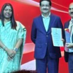 हिंडाल्को के चेयरमैन कुमार मंगलम बिड़ला ने बीके झा को किया सम्मानित