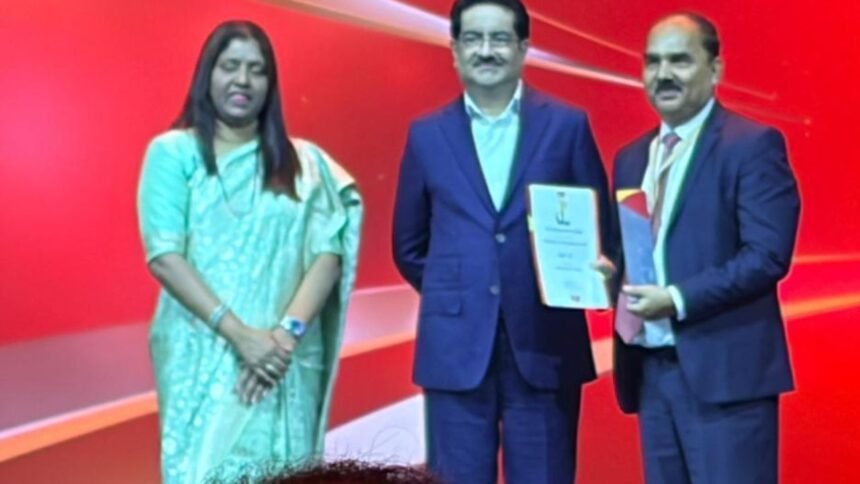 हिंडाल्को के चेयरमैन कुमार मंगलम बिड़ला ने बीके झा को किया सम्मानित