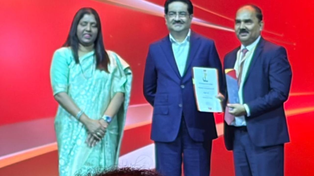 हिंडाल्को के चेयरमैन कुमार मंगलम बिड़ला ने बीके झा को किया सम्मानित