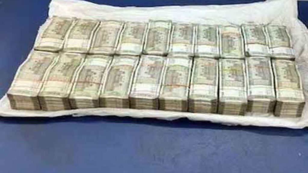 कोडरमा स्टेशन पर GRP ने 40 लाख रुपये किये जब्त,पैसा लेकर कोलकाता जा रहे थे बिहार के युवक