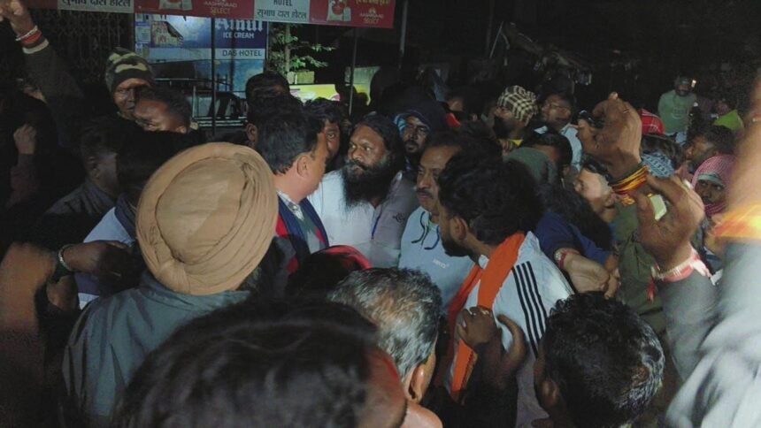 घाटशिला में उपचुनाव की वोटिंग से पहले बवाल, BJP और JMM ने एक दूसरे पर लगाया पैसा बांटने का आरोप