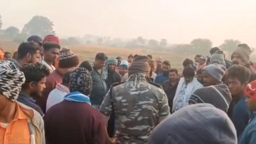 झारखंड के दुमका में एक ही परिवार के 4 लोगों की निर्मम हत्या, पत्नी और दो बच्चों से दूर खेत में मिला पति का शव