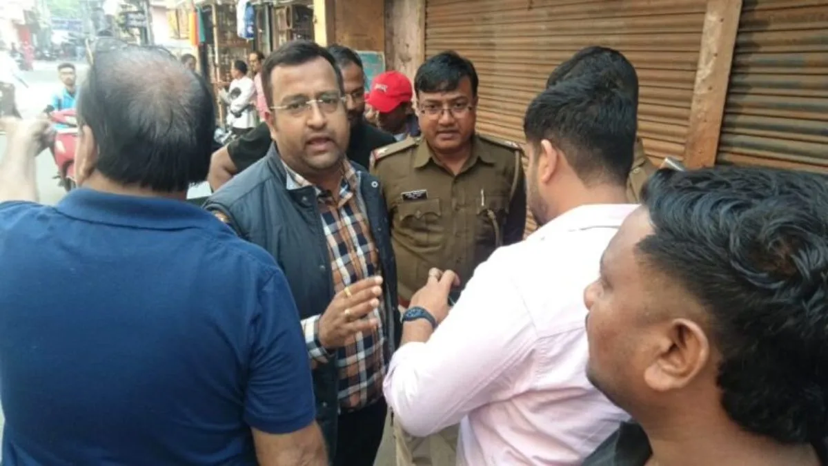 जमशेदपुर में दिनदहाड़े ज्वेलरी शॉप से लाखों के रत्न की हुई चोरी, CCTV फुटेज में कैद हुई तस्वीर