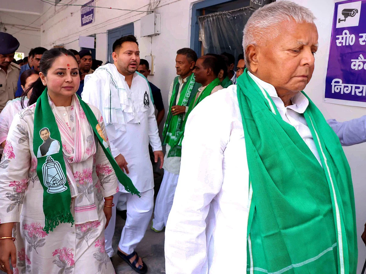 lalu_prasad_yadav_with_Rohini_tejshawi-Yadav