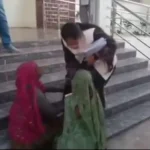 आदिवासी महिलाओं ने अधिकारी के पैर पर गिरकर मांगी मदद, मैडम कुछ कीजिये नहीं जो जान दे देंगे..